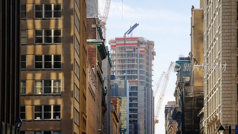 Vieux Montreal金融区大楼在一个阳光明媚的冬日